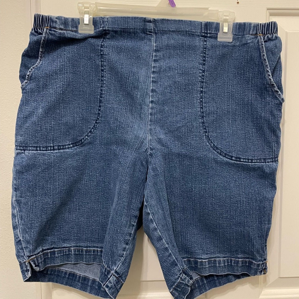 Blue jeans shorts elastic wast band and fabric stretches, white stag 1x (16w)
